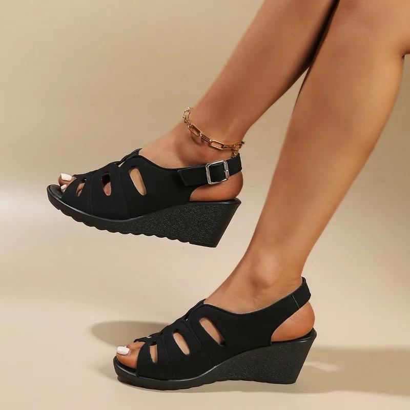 Fashion Plus Size 2025 Summer Women's Sandals Retro Round Toe Buckle Strap Wedges Sandals Outdoor Hollow Casual Daily Peep Toe Slippers