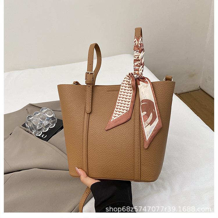 

Large capacity tote bag atmospheric simple portable women s bag 2025 new retro versatile commuter shoulder messenger bag