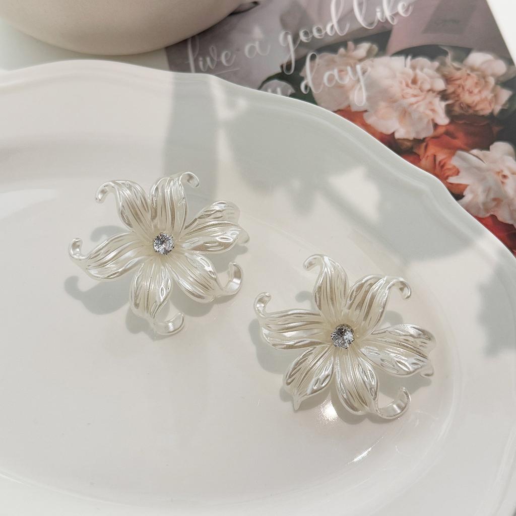 Chic Lily Stud Earrings White Acrylic Flower Women's Unusual Earrings Curved Petals Crystal Middle Unique Design Earrings