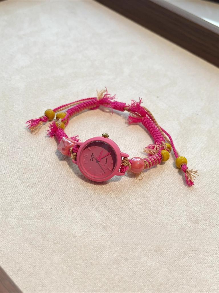 Sweet and cool rose red bracelet watch for women, light luxury, high-value, small and exquisite, fashionable quartz wristwatch.