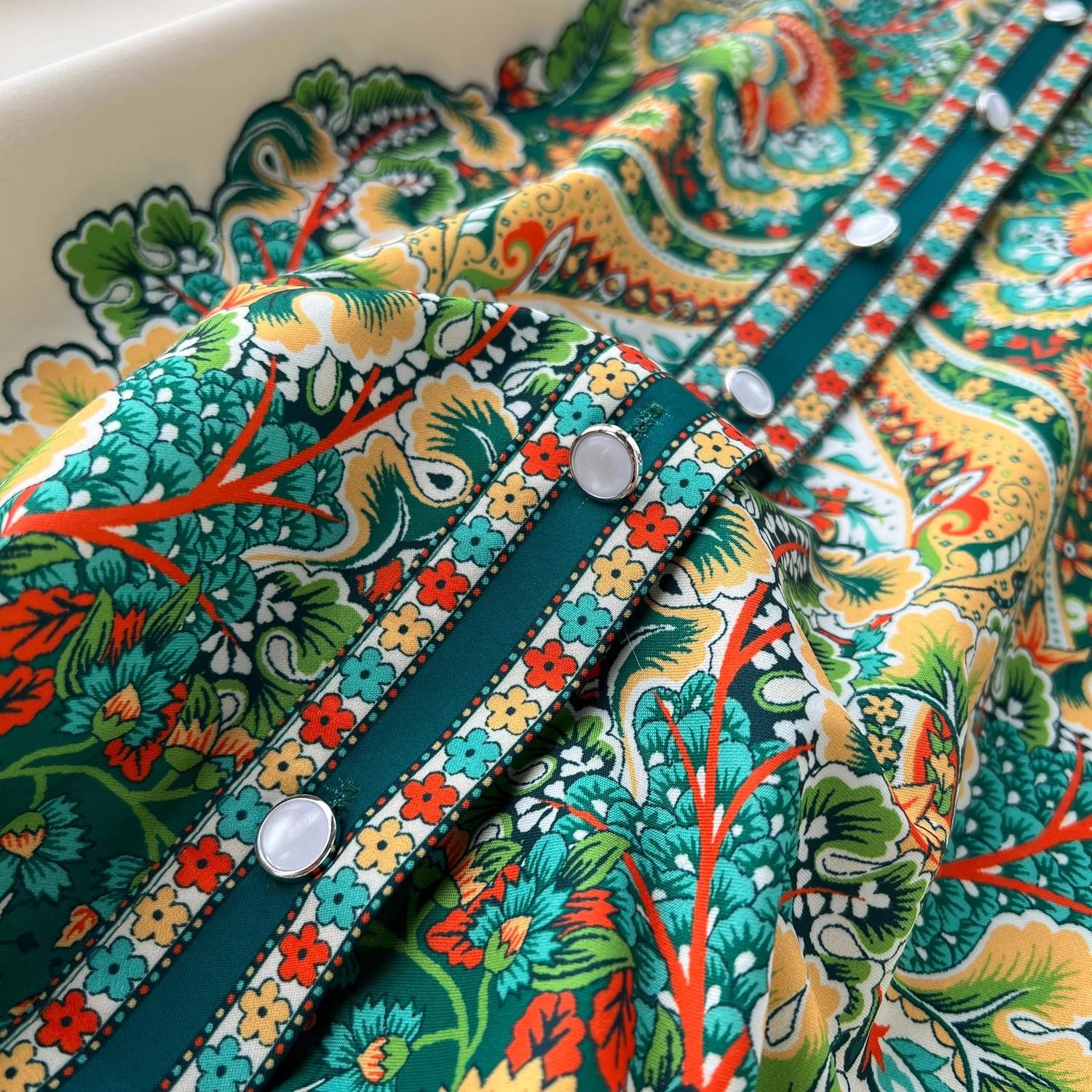 Новое винтажное осеннее зеленое платье с рубашечным воротником и цветочным принтом — фото 4