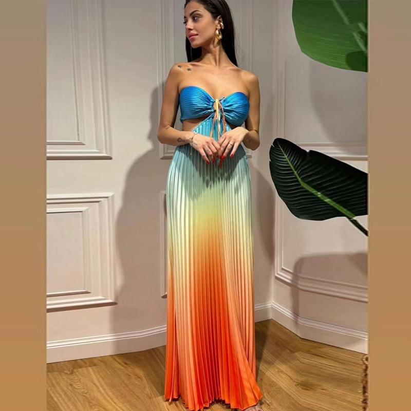 Летнее градиентное плиссированное женское платье с бретельками через шею без рукавов — фото 12
