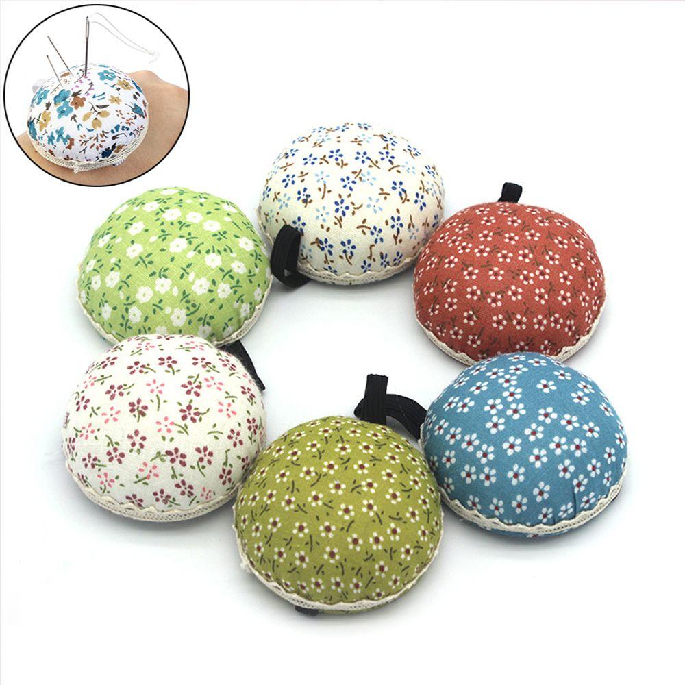 1Pc Nette Ball-Geformt Taste Lagerung Werkzeug Floral Nähen Pin Kissen Nadel Halter Handgelenk Gurt