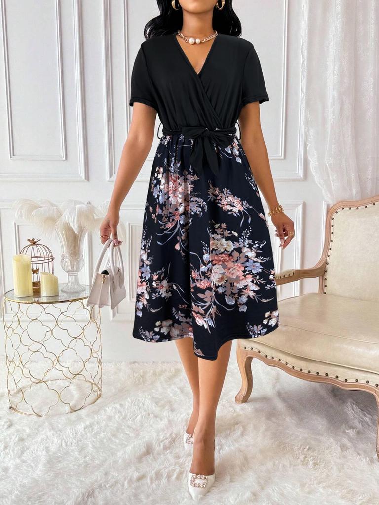 Elegante Vestito Corto con Stampa Floreale, Scollo a V e Cintura