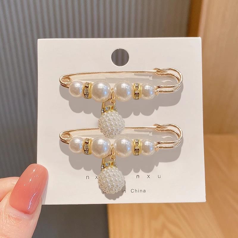 Women's Adjustable Pearl Safety Pin for Waist-Cinching and Neckline Fixing