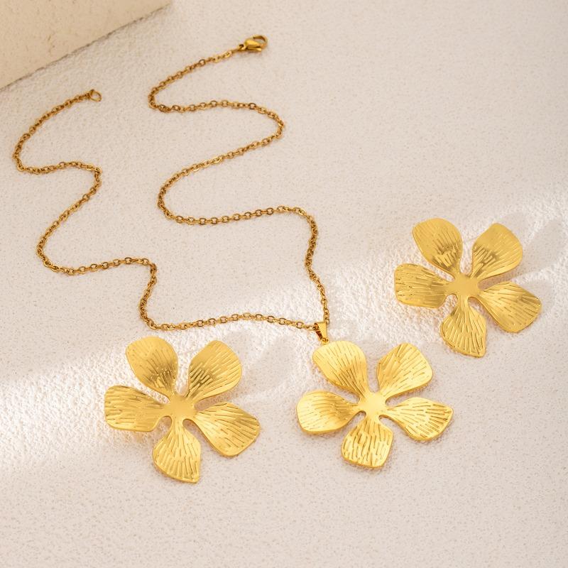 European and American Exquisite Irregular Luxury Creative Polygonal Geometric Leaf Texture Flower Love Earrings Necklace Set