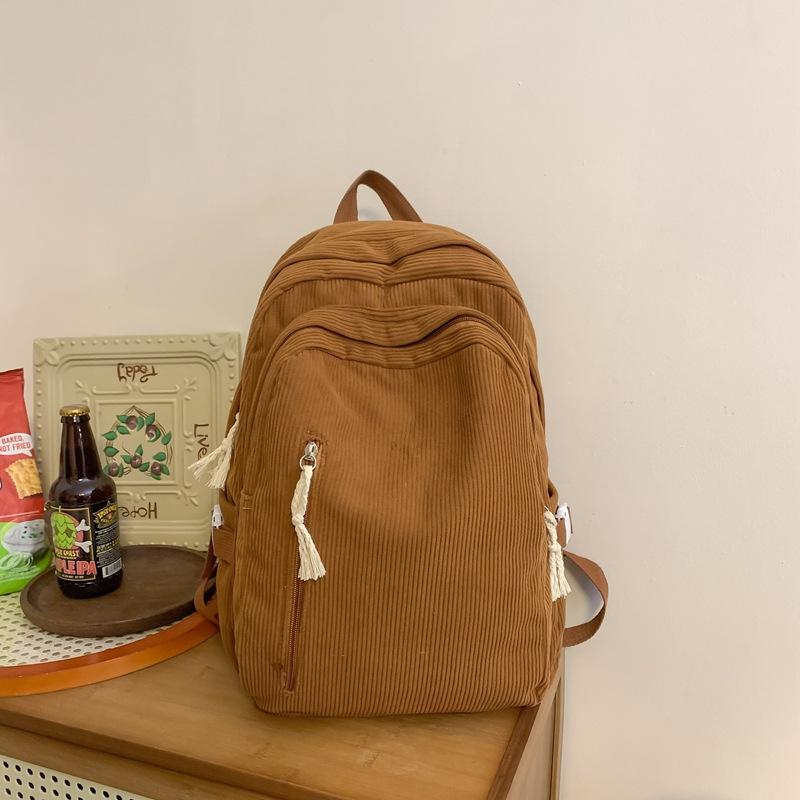 

This year, it is popular for junior high school and high school students to use practical schoolbags, backpacks, light retro corduroy in autumn світло-коричневого кольору