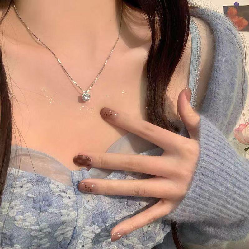 Women's Minimalist Light Luxury Square Zircon Clavicle Necklace - Ideal Gift for Best Friend or Girlfriend