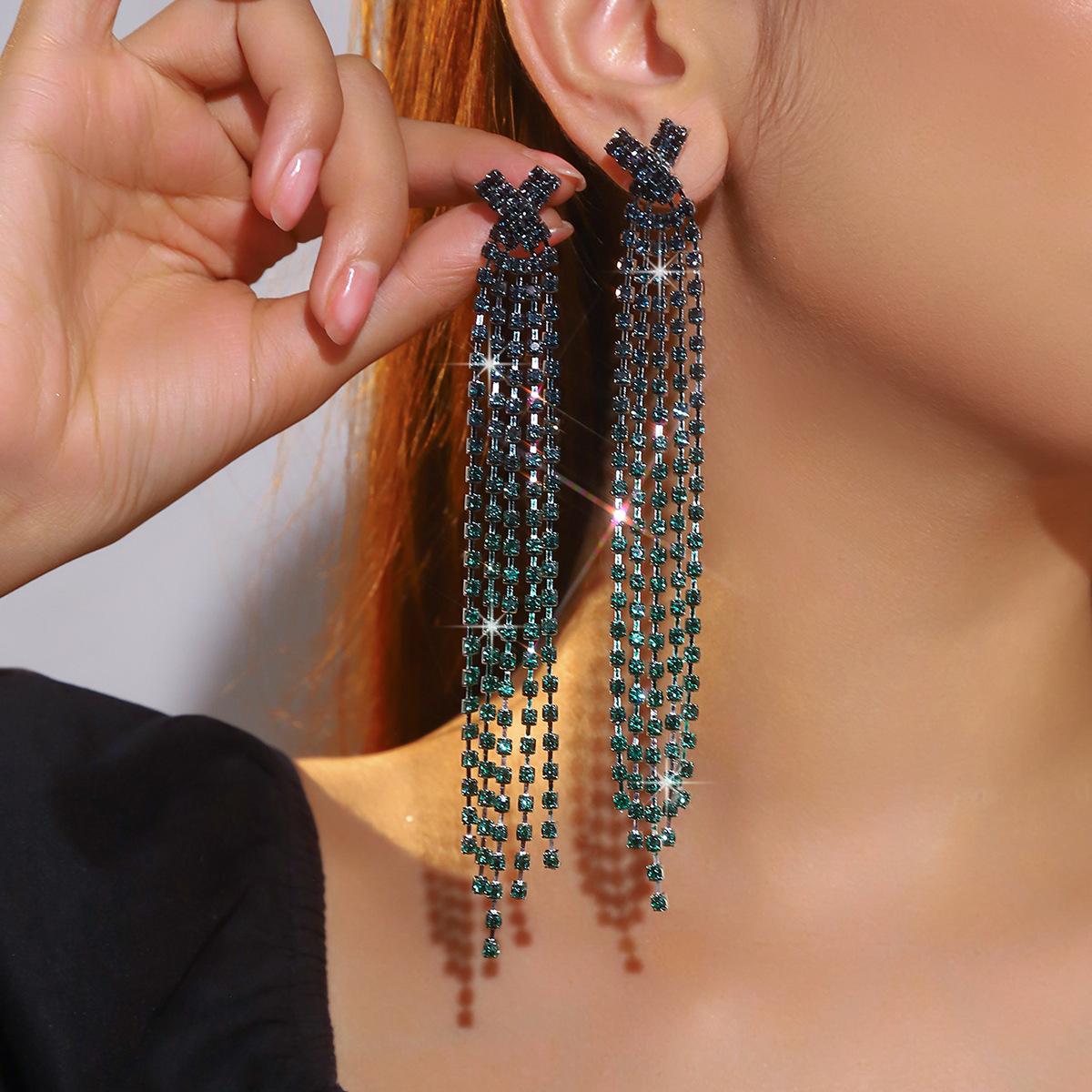 

Роскошные серьги-кисти с блестящими стразами