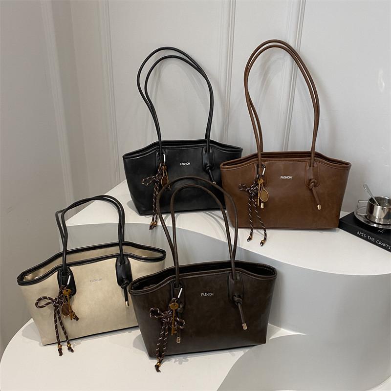 Luxurious Vintage Style Large Capacity Pu Tote Bag For Women Ideal For Commuting