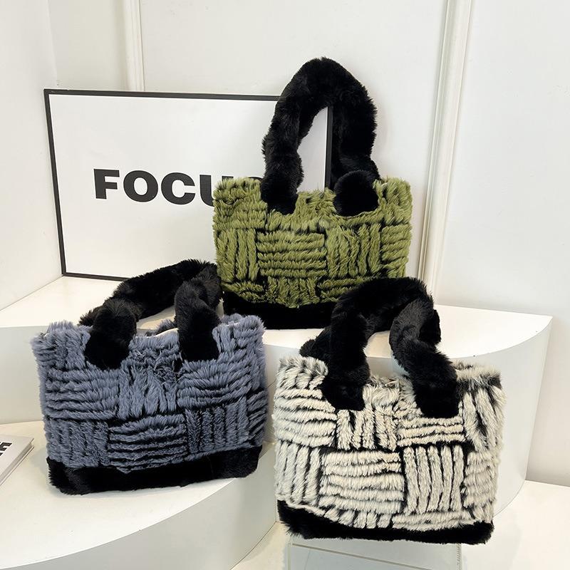 Autumn and winter plush bag women's new casual texture retro commuter shoulder bag large capacity plush tote bag