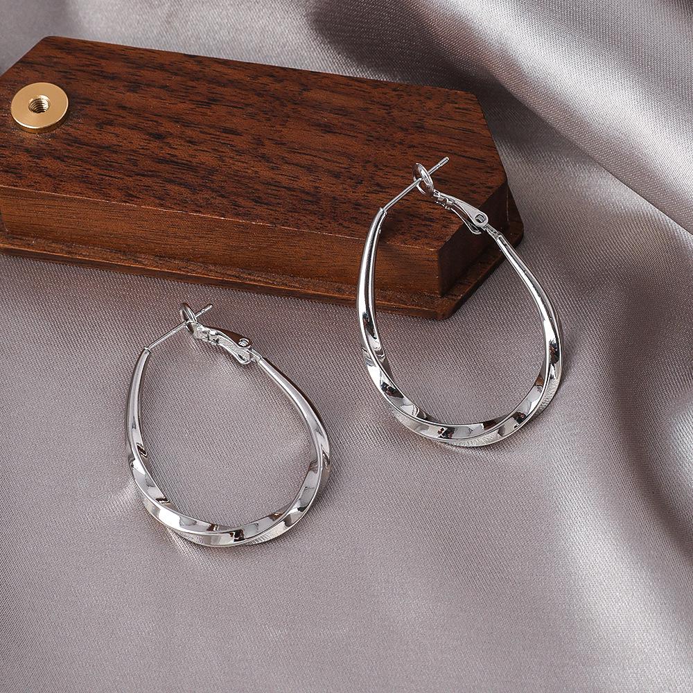Exaggerated Heart-Shaped Hoop Earrings for Women - Minimalist and Versatile Ear Cuff Accessories