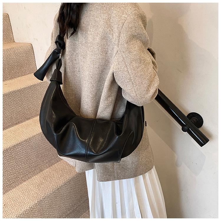 Niche large-capacity messenger bag women's bag 2025 new trendy fashion oily pleated bag single shoulder dumpling bag