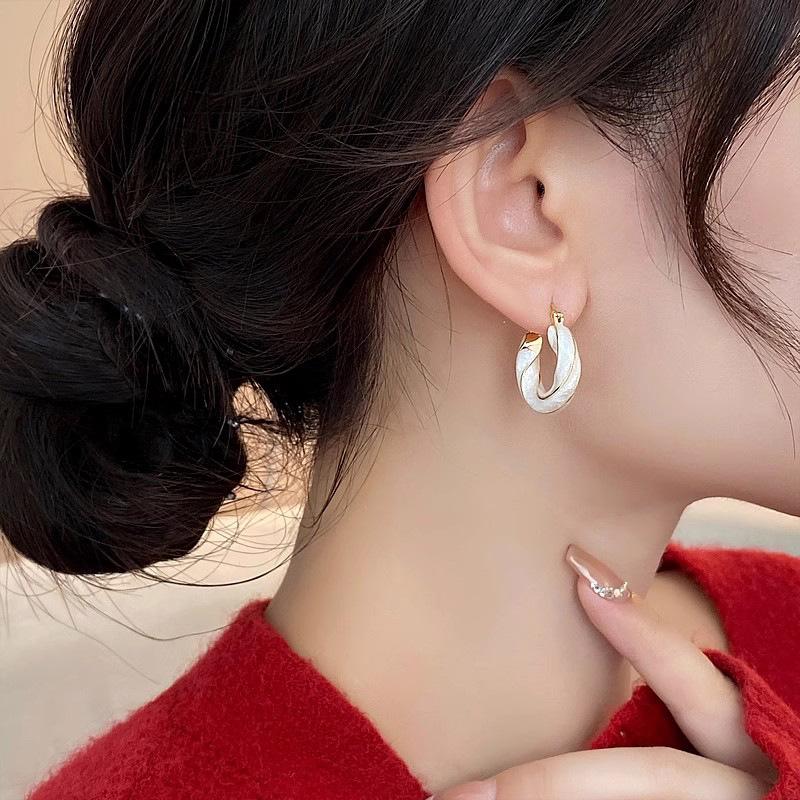 Daren gentle wind ear buckle, metal painting oil fine flash exquisite, threaded ins wind jewelry