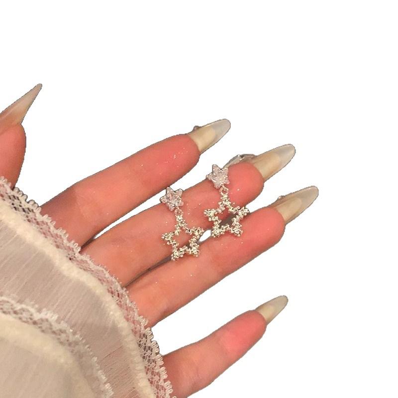 Minimalistische Stern-Ohrstecker mit Diamanten: Eleganter, vielseitiger und stilvoller Pendlerschmuck für Damen