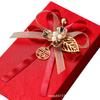 Luxuriöse Satin 'Xi'-Zeichen Rote Umschlagbox: Elegante Geschenkverpackung für Geld, mit hochwertigem Design für Verlobungen.