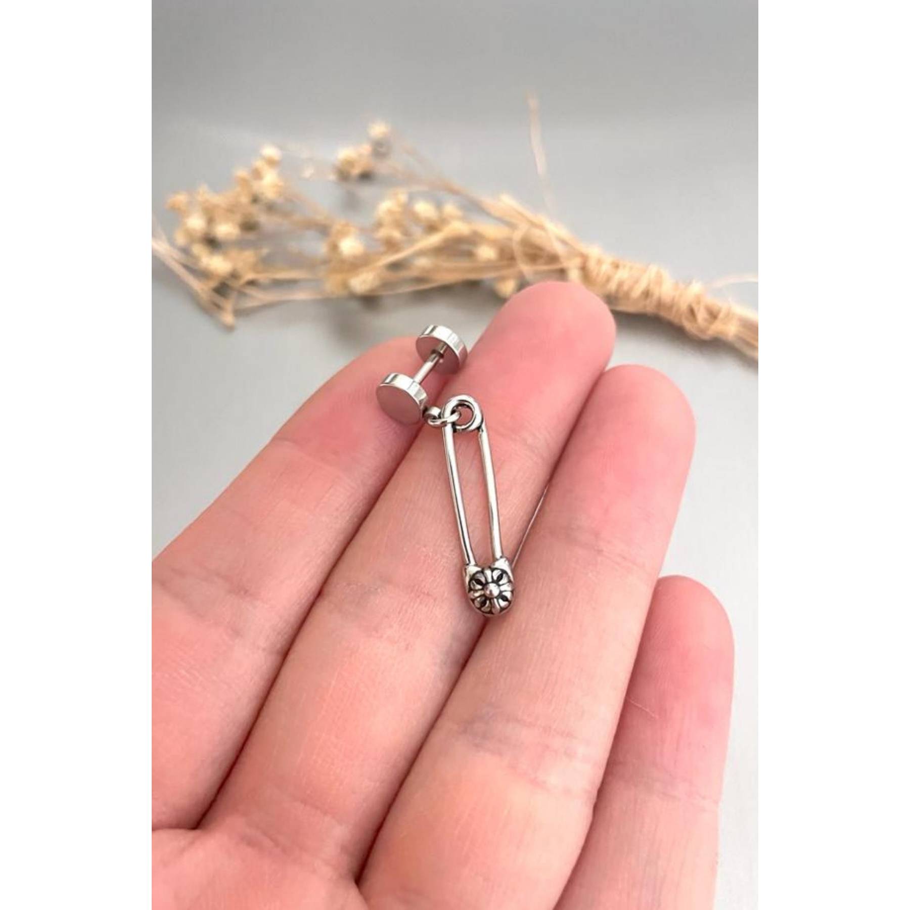 

Серебряные серьги-гвоздики унисекс в готическом стиле с фигурной английской булавкой