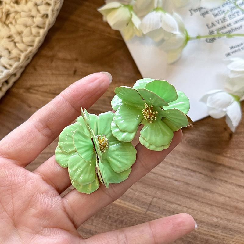 

Серьги-капли с цветами — это модные, милые, маленькие и свежие серьги-пусеты, простые по темпераменту, высококлассные и универсальные серьги.