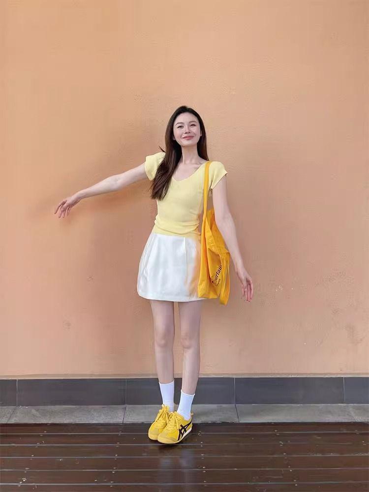 Dámské žluté pletené tričko s krátkým rukávem a výstřihem do V ve stylu léto 2025 – Jedinečný a stylový design