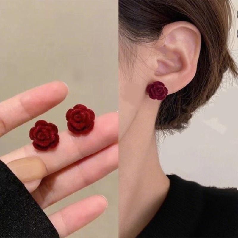 Orecchini Rossi Borchiati alla Moda Stile Hong Kong 2025 per Donna: Moda Elegante Autunno/Inverno di Alta Gamma
