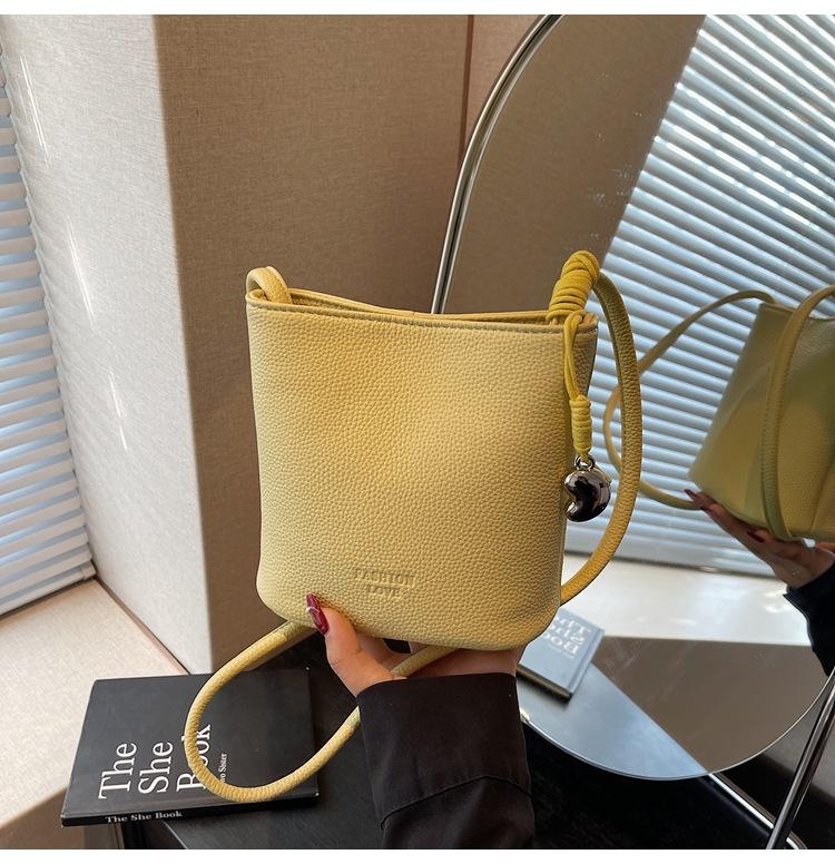 

Niche design fashionable casual simple portable commuter bag women s spring new crossbody bucket bag жёлтый