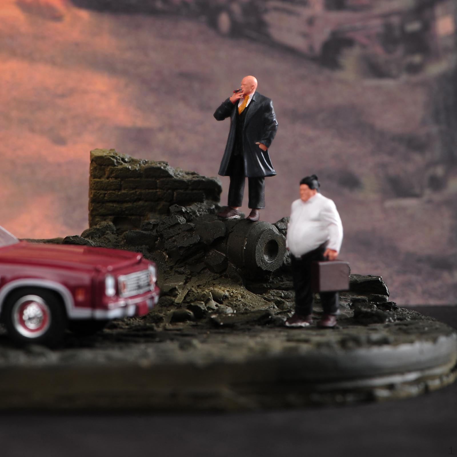 

2Pcs 1:64 Scale Street Thug Ornament Mini Robber Tiny People Model for Miniature Scene Train Layout