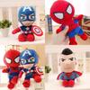 Collezione di peluche colorati degli Avengers con design di Spiderman, Captain America e Ironman