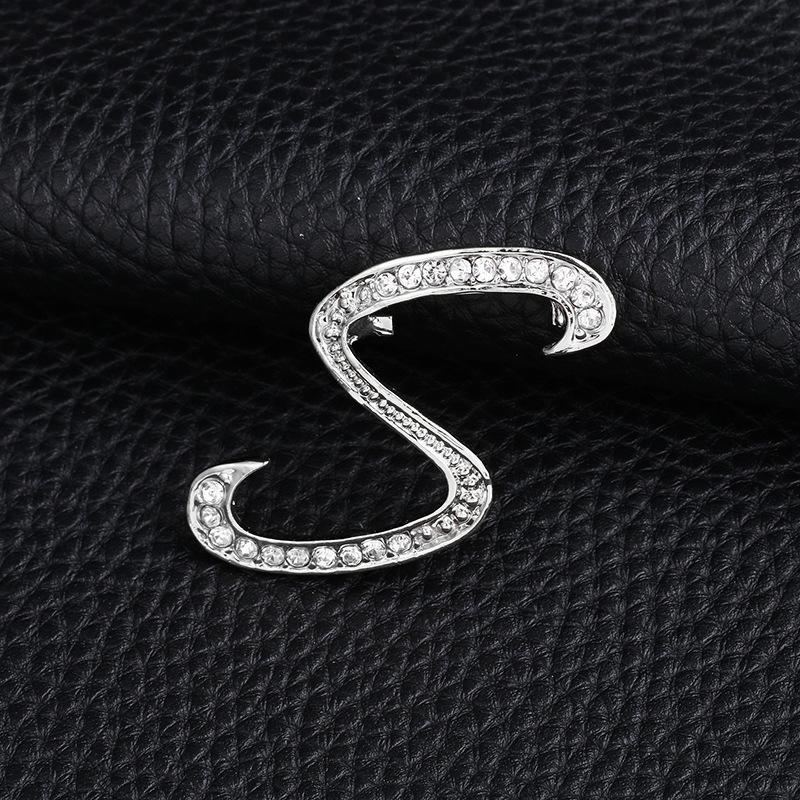 

1 шт. Брошь-булавка, любовные подарки, памятные украшения, свадебная хрустальная брошь, 26 английских букв, модная одежда, аксессуары, броши S серебряный