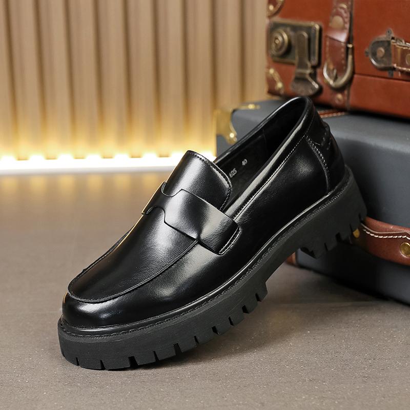 Fashion Brand's New Trendy Soft Soled Anti Slip Loafers for Teenagers Classic Black and White Men Comfortable Thick Soled Leather Shoes