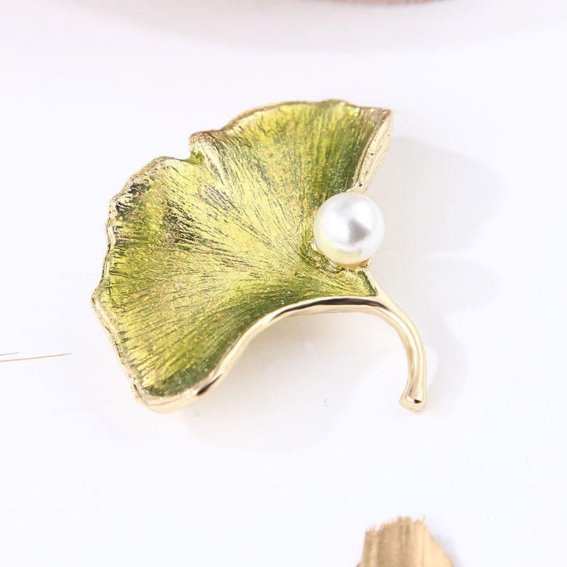 Natural Pearl High Quality Ginkgo Leaf Coat Brooch Fashion Zirconia Corsage Fashion Coat Pin Designer Brooch Mini Bobby Pins Perfect Gift for Couples