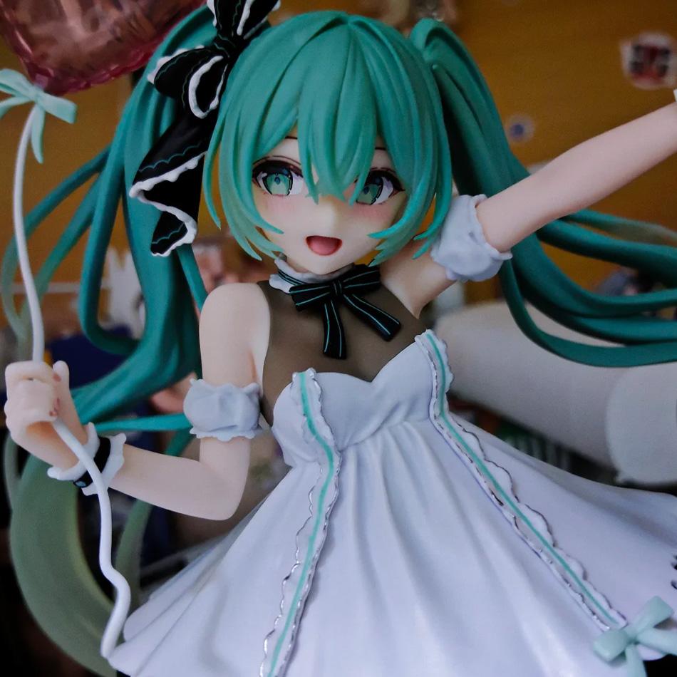2026 New 20cm Anime Hatsune Miku Figure Character Ornaments Pink Balloon Cake Party Kawaii Car Decoration Collectible Model gift