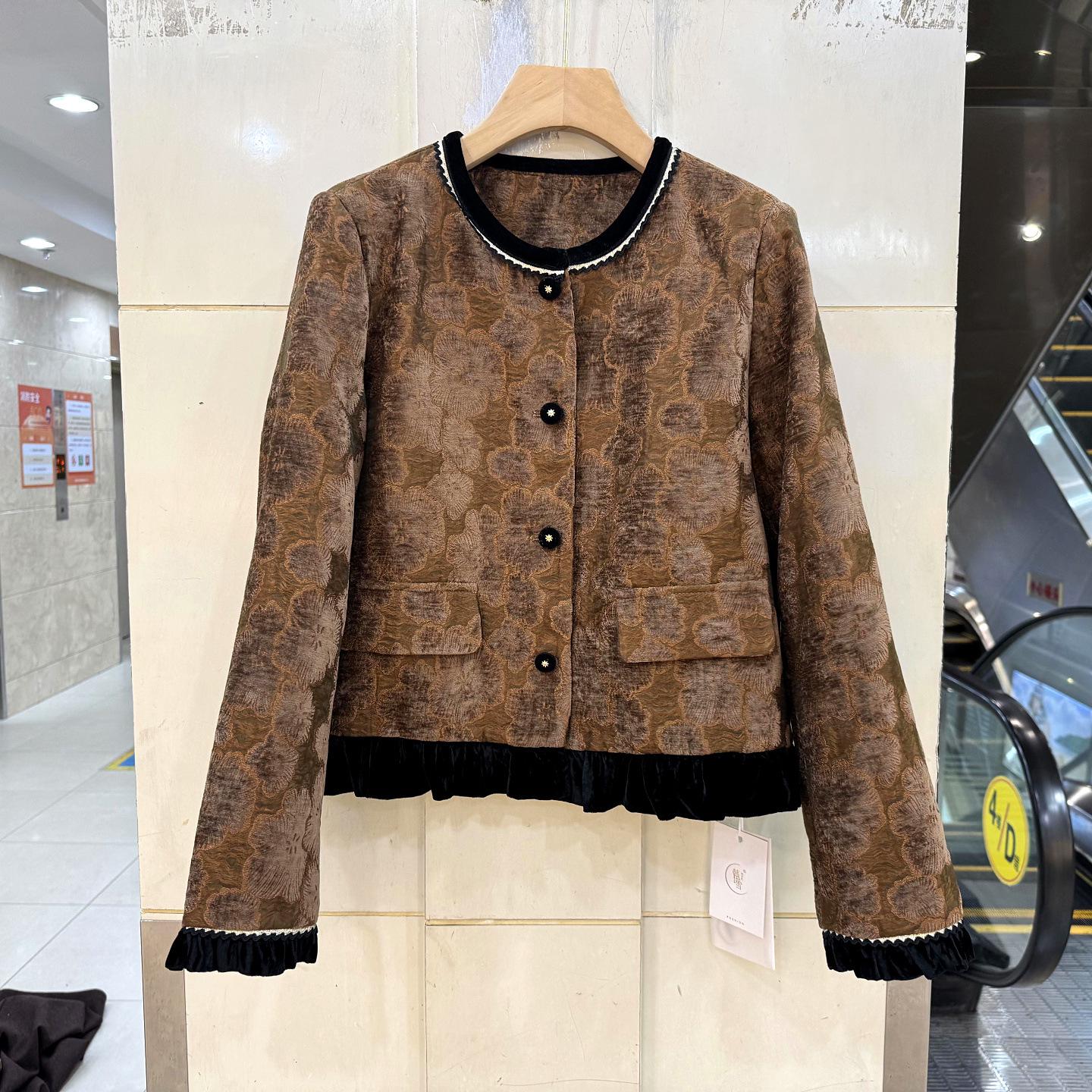 

Мамин бархатный короткий жакет: 2025 Новый весенне-осенний национальный стиль для женщин среднего и пожилого возраста. 4XL (145-165 kg) кофейный