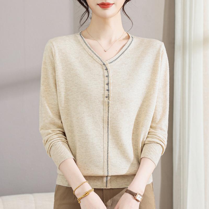 1011 New V-neck knitted sweater women's foreign versatile long-sleeved large-size mother outfit slim temperament bottoming shirt