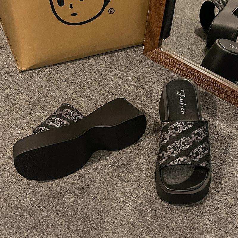 Super fire thick bottom heightening cool slippers women's summer wear advanced sense 2025 new model with skirt going out beach slippers