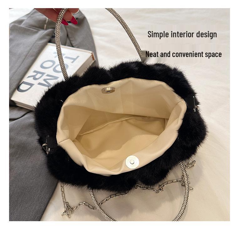 2024 Trendy Handheld Plush Cloud Bag: Furry Chain Crossbody for Women, Perfect for Autumn/Winter