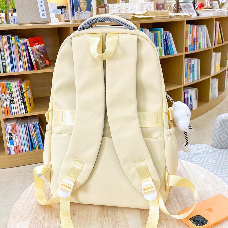 The new schoolbag is cute, small and fresh. The high-value schoolbag for high school students contrasts colors. The multi-compartment backpack