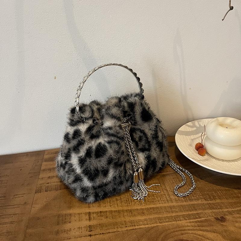 Portable Leopard Print Plush Bag Women's 2025 New Trendy Fashion Bucket Bag Versatile Portable Shoulder Bag Messenger Bag