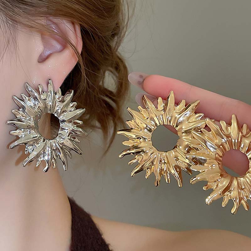Exaggerated Metal Hollow Sun Flower Earrings for Women Vintage Irregular Smooth Earrings Unique Party Jewelry Accessories