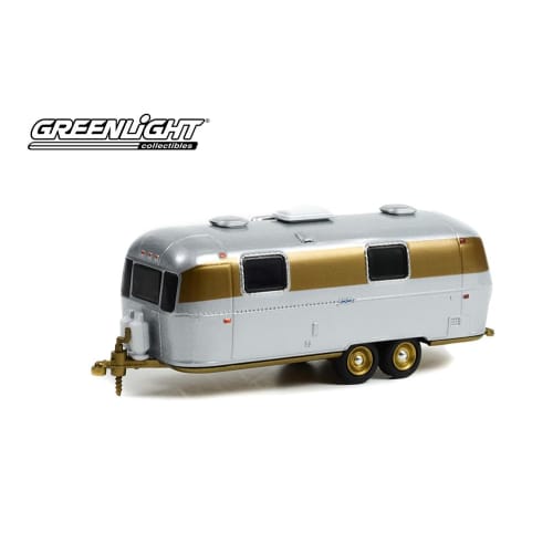 Greenlight 1/64 Scale Airstream Double-Axle Land Yacht Safari Custom 1972 Silver/Gold Greenlight Camper