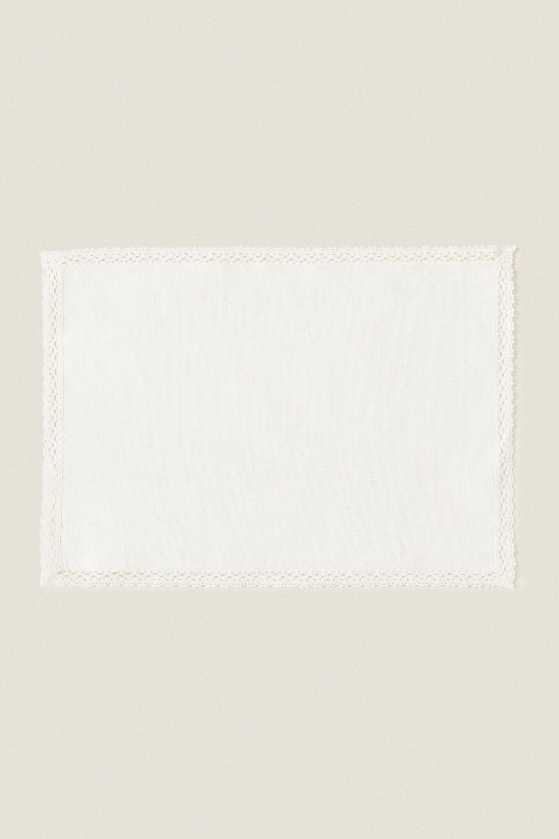 

ЛЬНЯНАЯ ПОДСТАВКА С КРУЖЕВНОЙ ОТДЕЛКОЙ