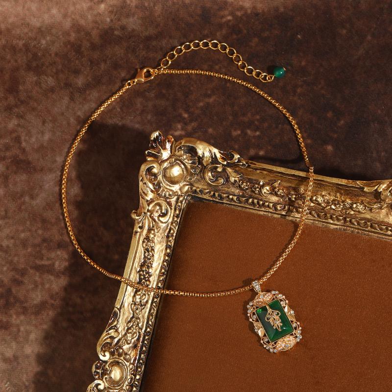 Vintage Emeral Green Glazed Pendant Necklace Shiny Gold Color Palace Style Summer Jewelry Bohemian Accessories for Women