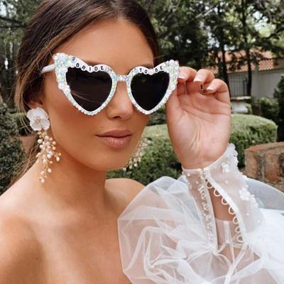 1 Paire Lunettes de Soleil Cœur pour Fête d'Enterrement de Vie de Jeune Fille Mariée Lunettes en Forme de Cœur pour Femmes Demoiselle d'Honneur Mariée Outils Photo Cadeau de Fête Accessoires