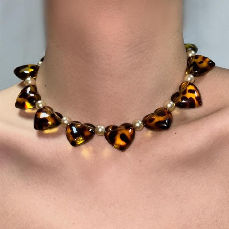 Auffällige Halskette mit Tierdruck und Kristallakzent, leichtes Statement-Schmuckstück für Clubnächte, personalisiertes Geschenk