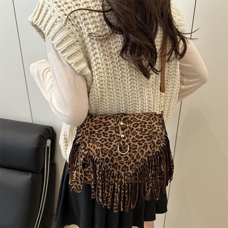 Niche Retro Commuter Locomotive Fringed Bag Women's New Leather Buckle Matte Shoulder Bag Commuter Messenger Bag Tide