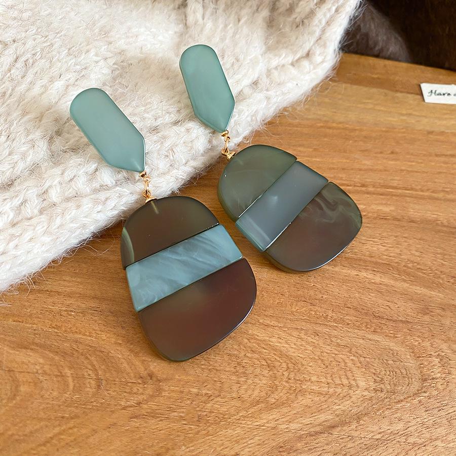 Silberne, ovale Ohrhänger im Ethno-Stil aus Acetat – Hochwertiger Modeschmuck