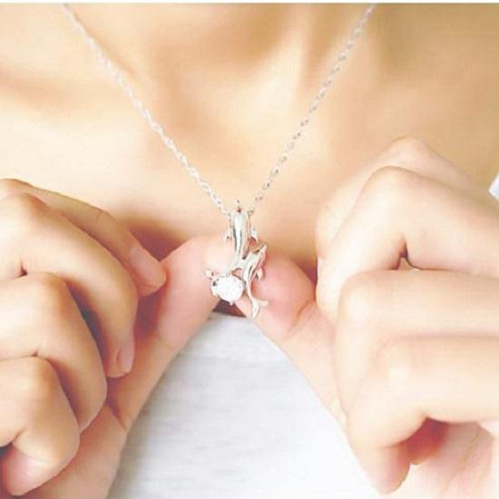 Stylish Double Dolphin Rhinestone Pendant Necklace With Premium Alloy Materials