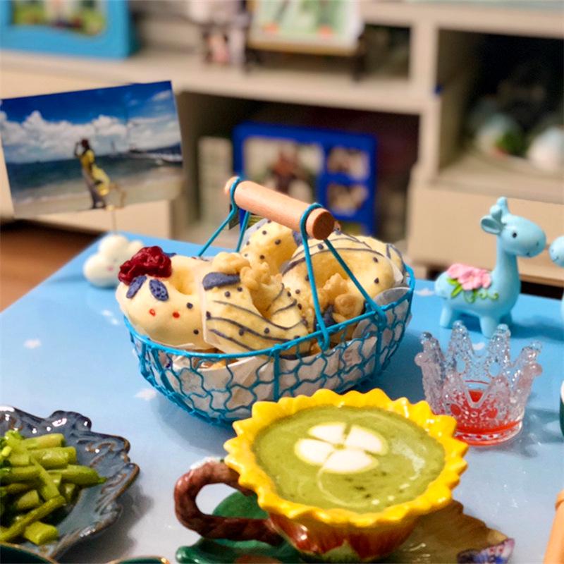 Small Wrought Iron Handle Picnic Basket for Picnics and Storage