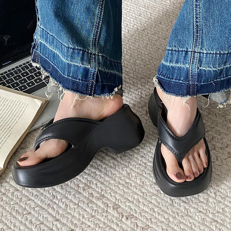 Cool Sandals Summer 2025 New Style Flip Flops Women's EVA Thick Sole Fashionable Slope Heel Height Increasing Beach