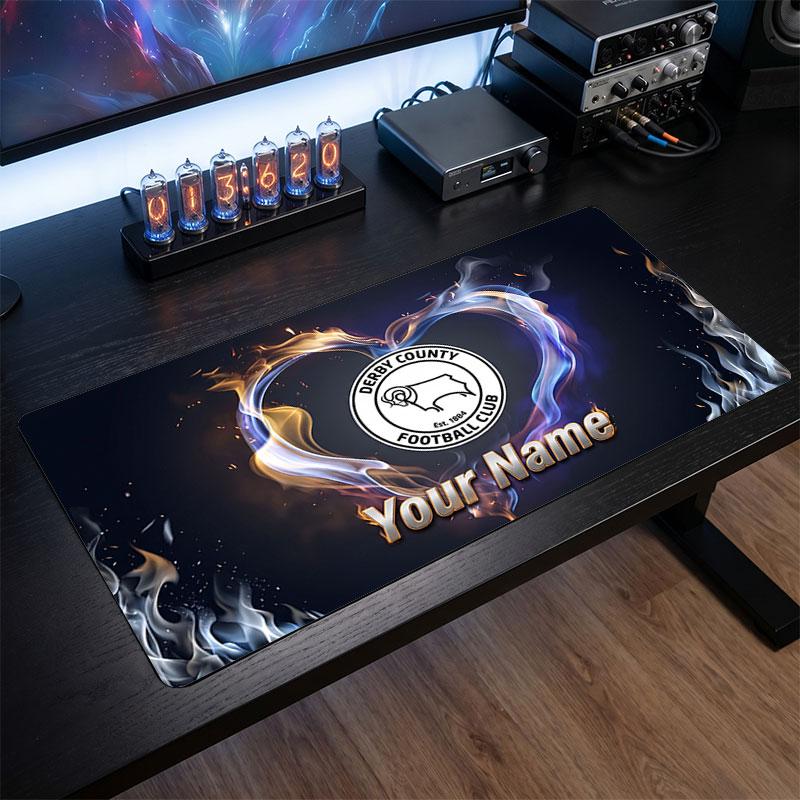 Derby County Benutzerdefiniertes Großes Mauspads, Personalisierter Name Textdruck, Fußball Logo Rutschfeste Schreibtischmatte Gaming Geschenk