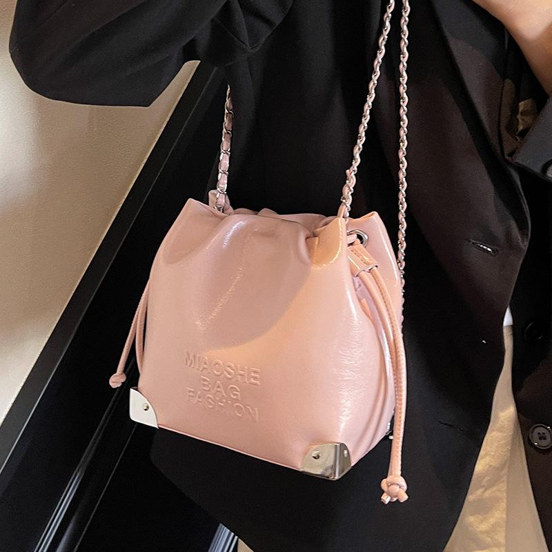 Trendy new Korean version of simple foreign style pumping belt bucket bag fashionable versatile high-end texture chain messenger bag female